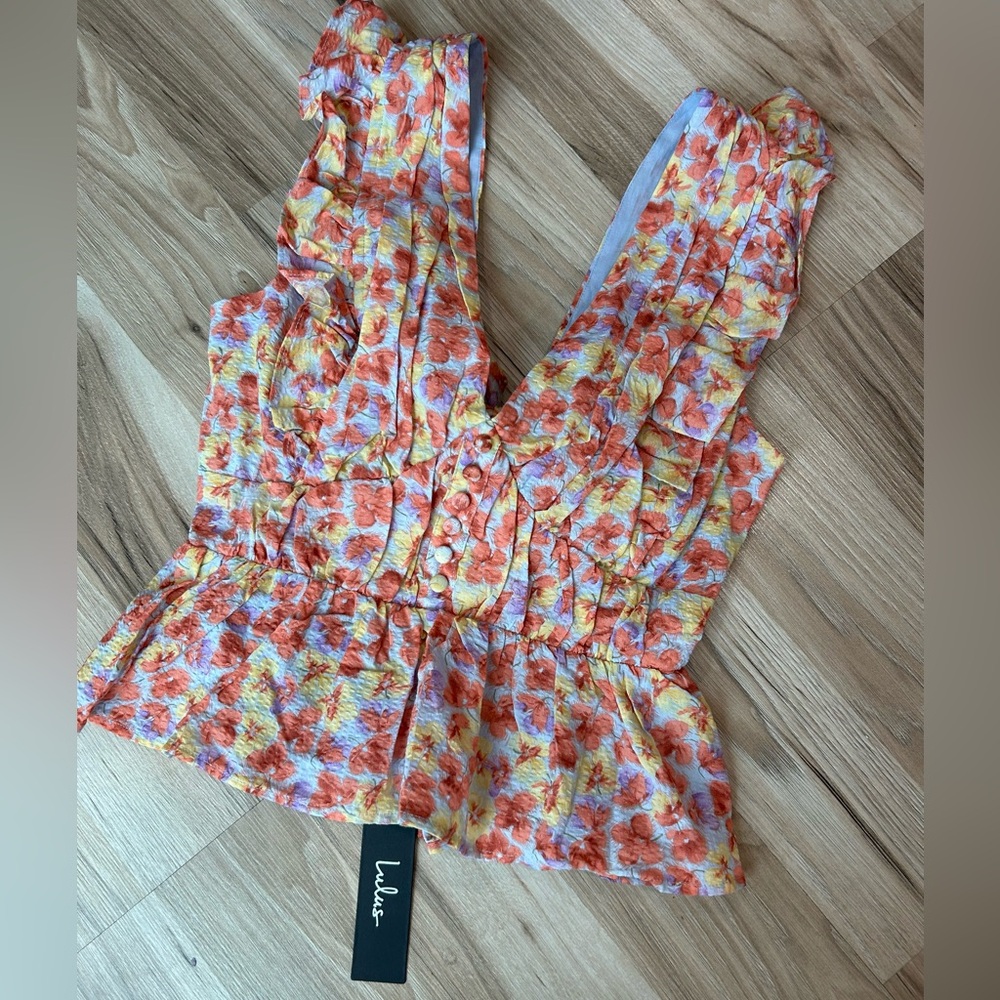 Lulu’s Peplum Top NWT Flirtatious Blooms Multi Floral Ruffled Sleevelees S